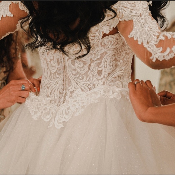 Maggie Soterró wedding Dress and Overlay - Picture 4 of 4